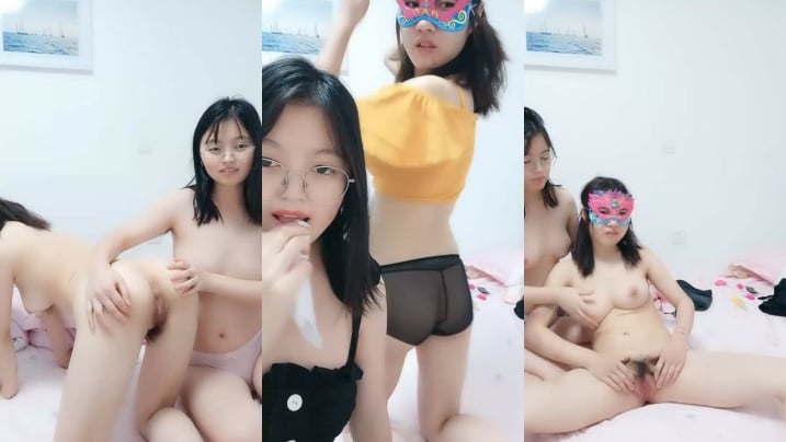 幸福老哥双飞童颜巨乳00后嫩妹长相清纯诱人粉穴，双女互摸掰穴震动棒摩擦口交后入抽插猛操。